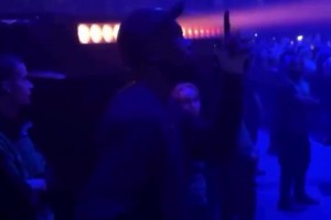杜兰特现身Drake阿姆斯特丹演唱会，手舞足蹈跳得非常嗨